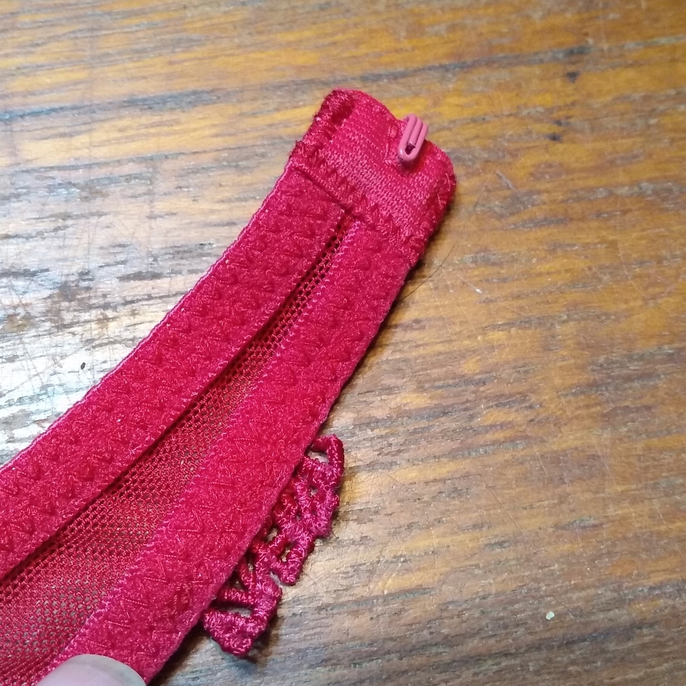 La Senza 2-Piece Red Bra (34B) & Red Lace Garter (Size Medium) - Picture 11 of 15